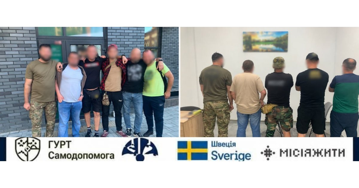Учасники групи самодопомоги для ветеранів біля входу та в приміщенні ресурсного центру; обличчя приховані
